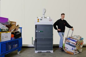 Presse HSM V-Press 503 eco avec balle de carton liée sur le chariot de déchargement
