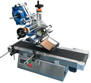 Étiqueteuse supérieure T160LB avec produit plat sur convoyeur sous la tête d’étiquetage